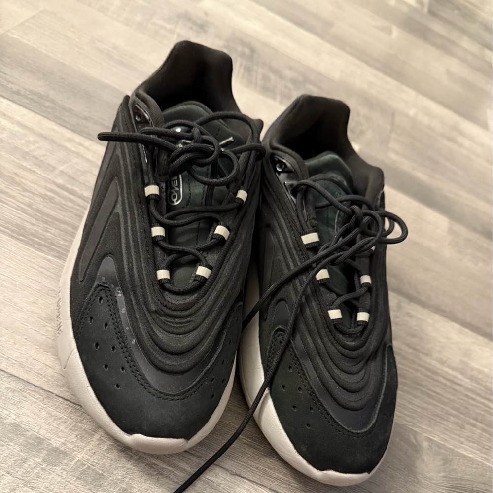 Adidas Ozelia Women’s Sz 7 Like New